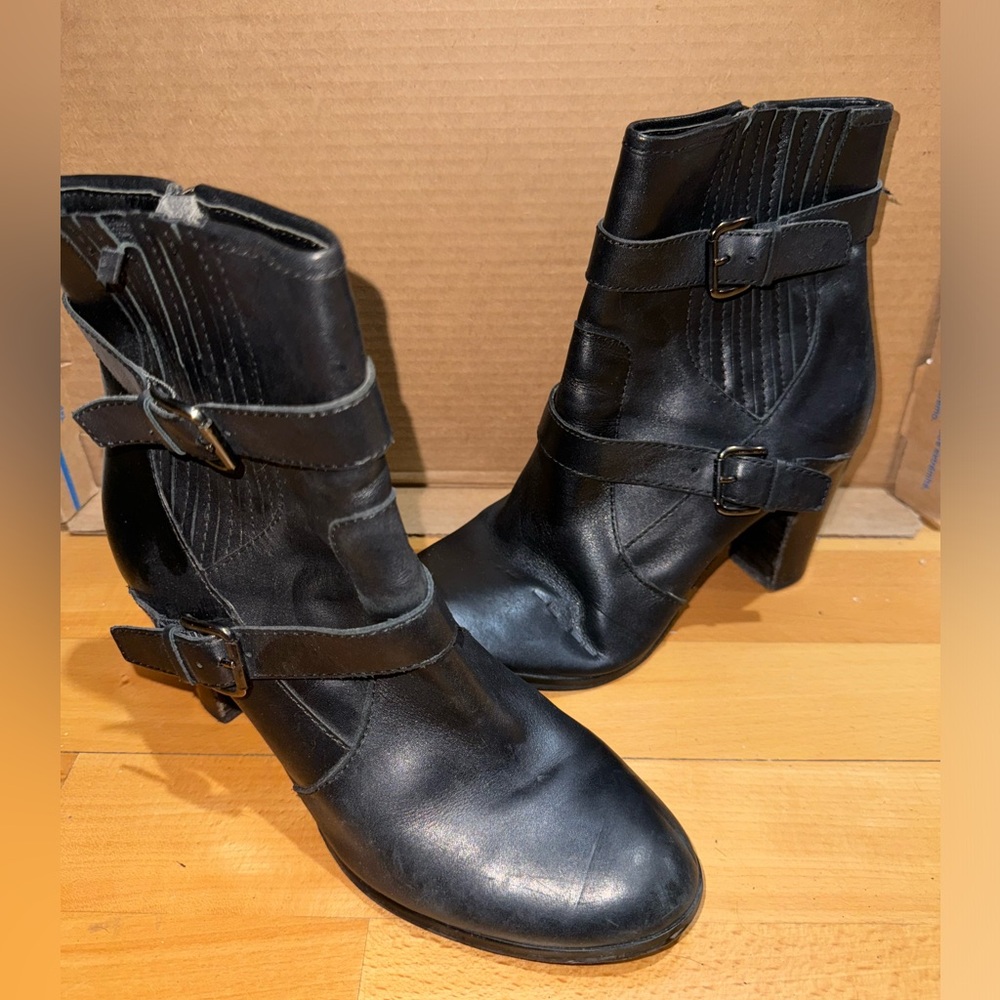 Tahari Robyn black leather heeled booties size 9